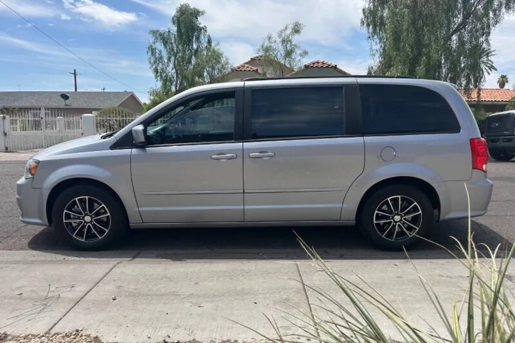 2016 Dodge Grand Caravan R/T photo 1