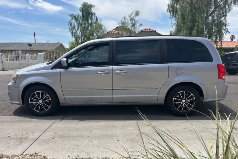 2016 Dodge Grand Caravan R/T photo 1