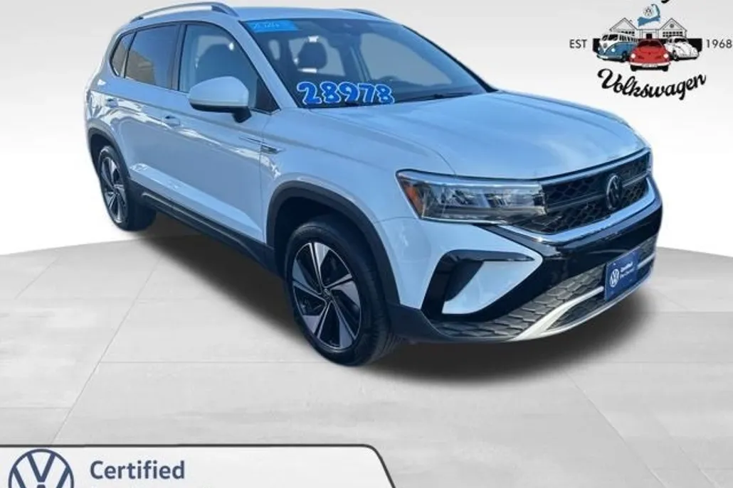 2024 Volkswagen Taos SE photo 1