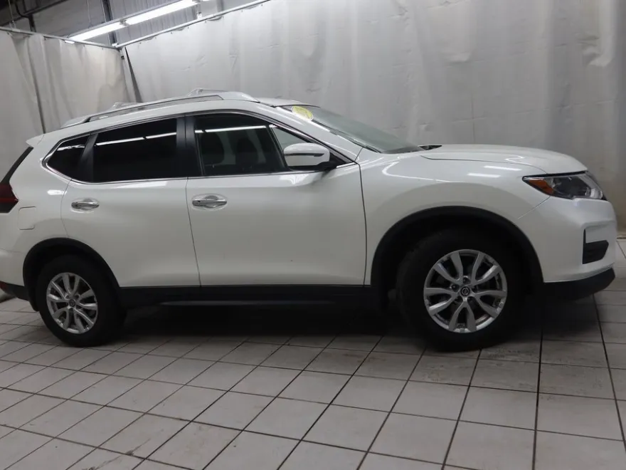 2019 Nissan Rogue SV photo 1