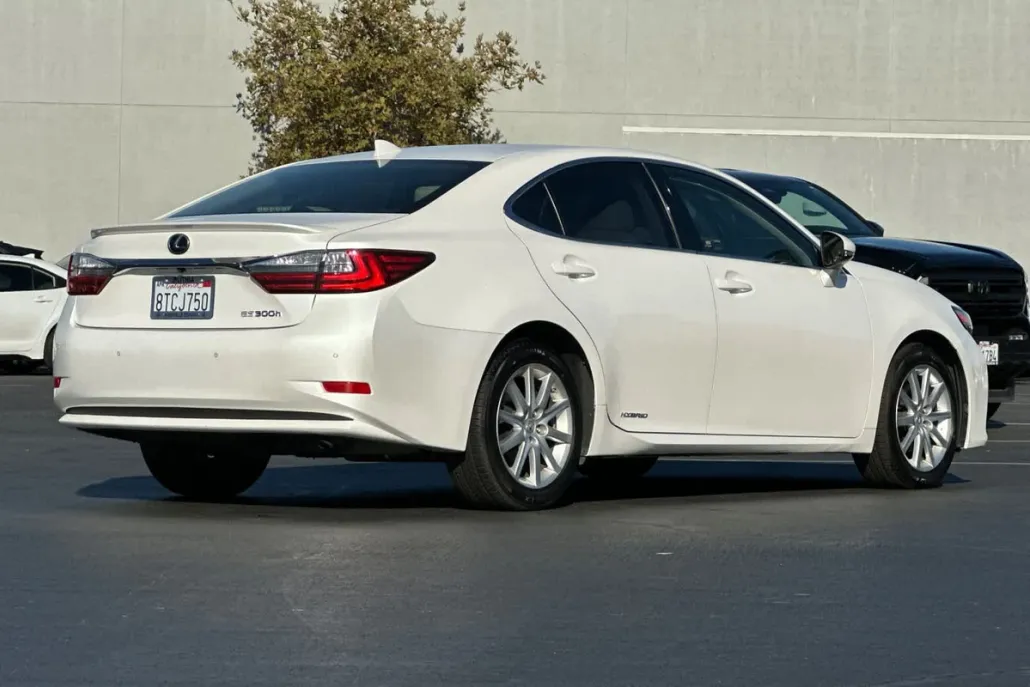 2017 Lexus ES 300h photo 1