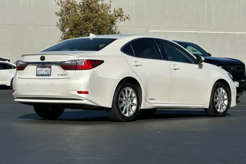 2017 Lexus ES 300h photo 1