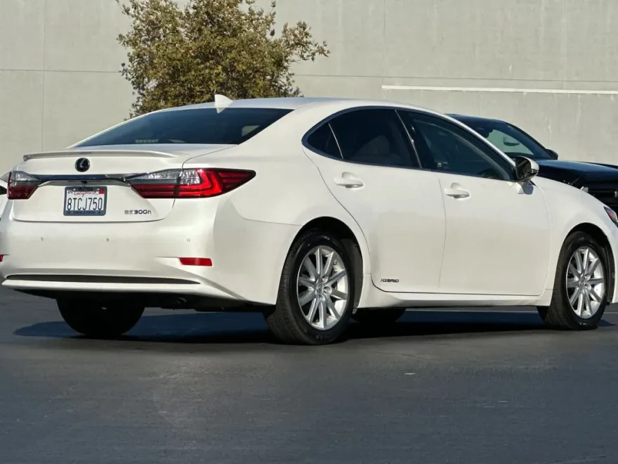 2017 Lexus ES 300h photo 1