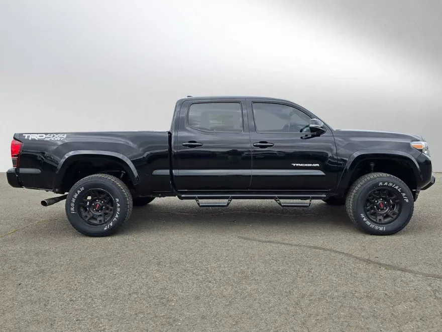 2019 Toyota Tacoma TRD Sport photo 1