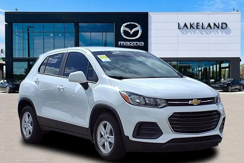 2022 Chevrolet Trax LS photo 1