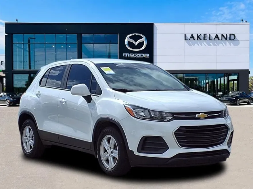 2022 Chevrolet Trax LS photo 1