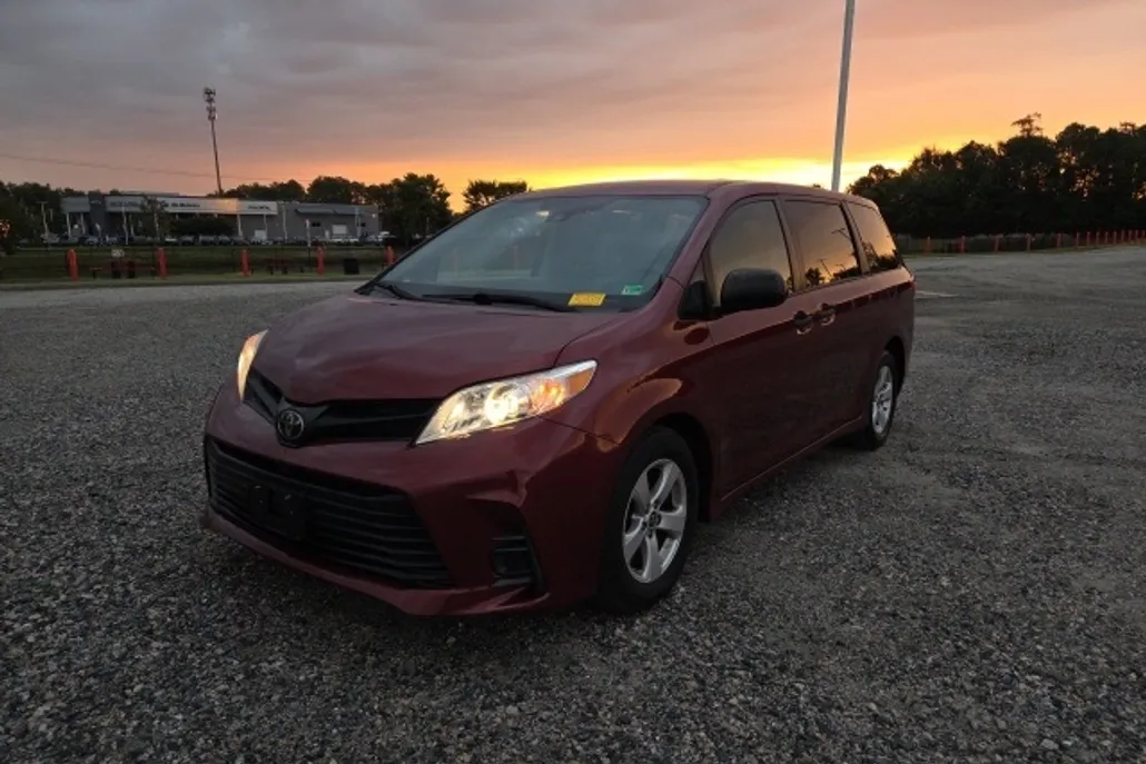 2020 Toyota Sienna L photo 1