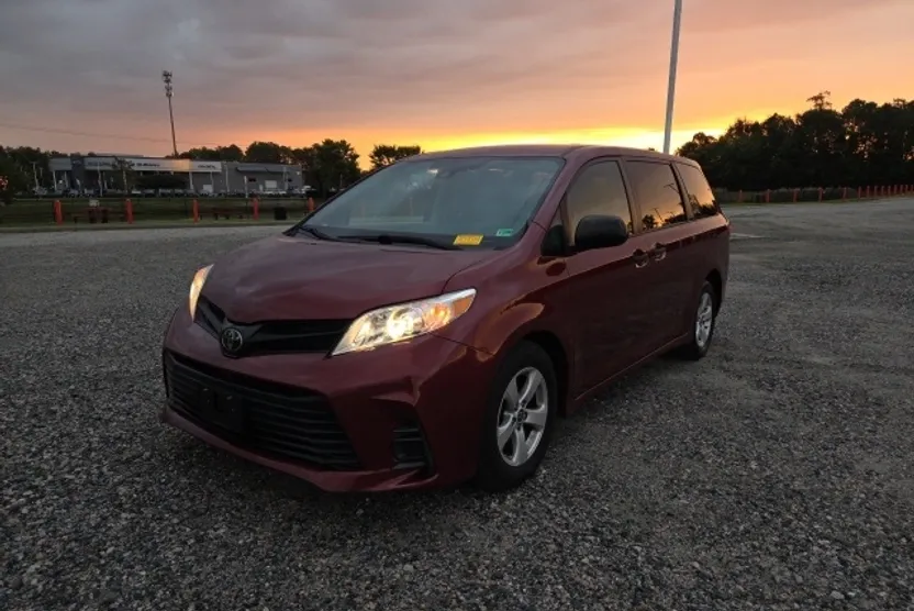 2020 Toyota Sienna L photo 1