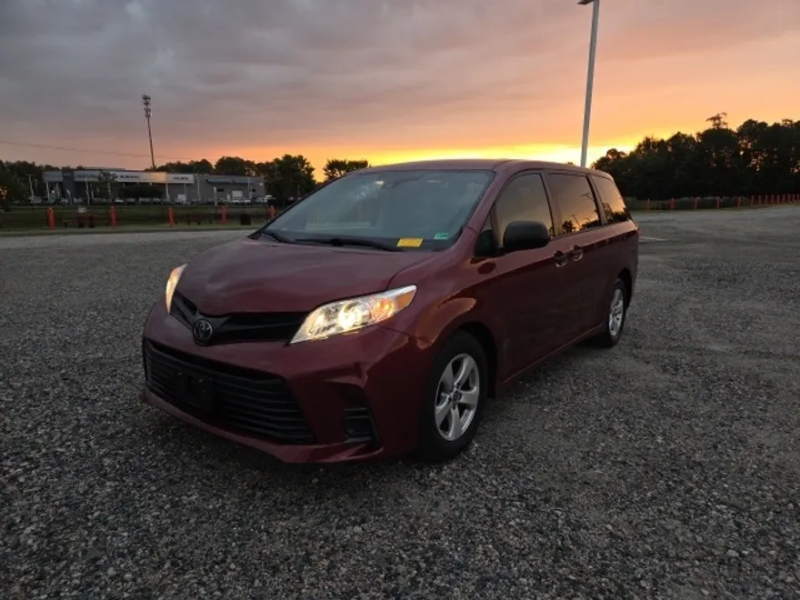 2020 Toyota Sienna L photo 1