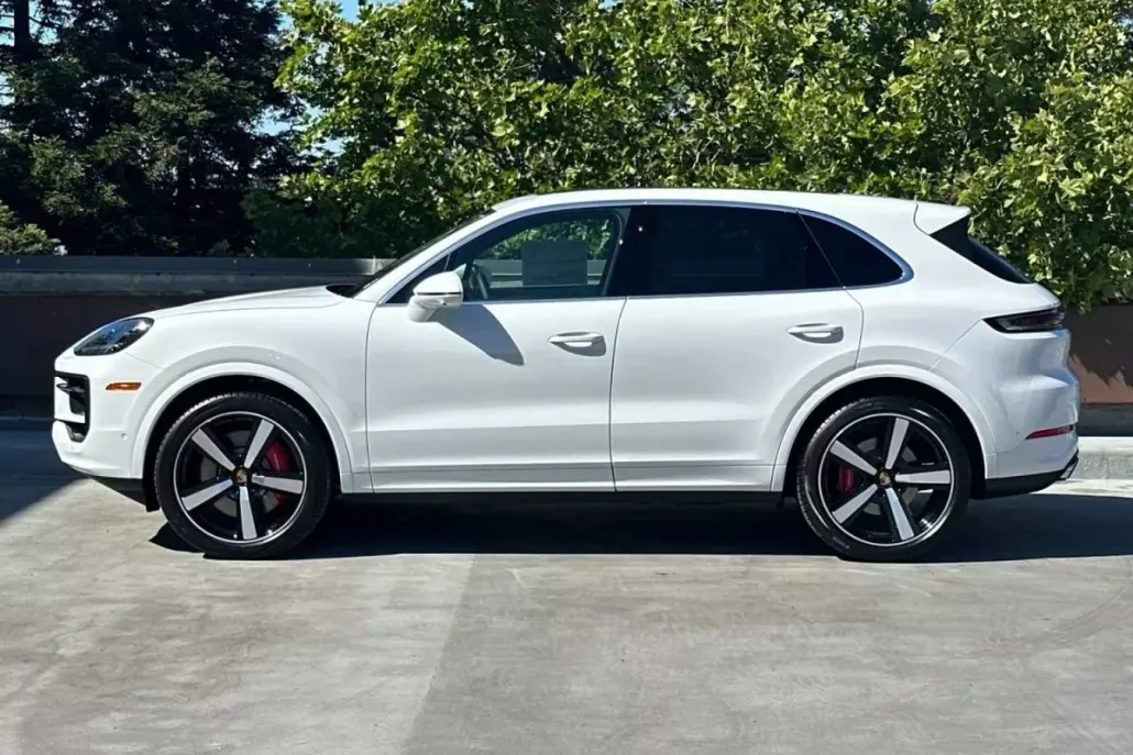 2025 Porsche Cayenne S photo 1