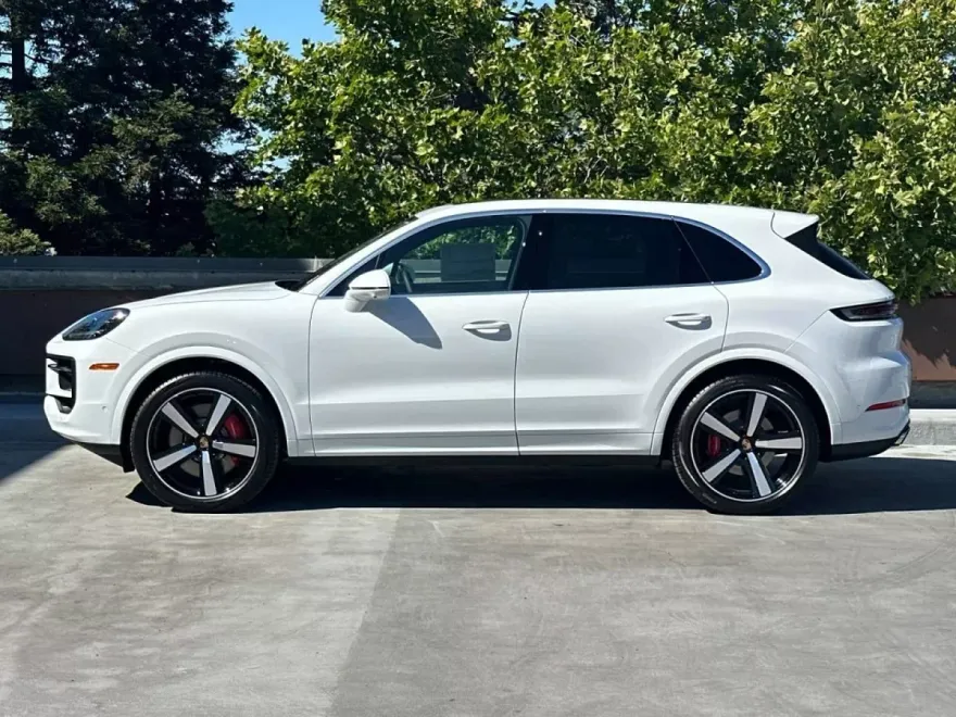 2025 Porsche Cayenne S photo 1