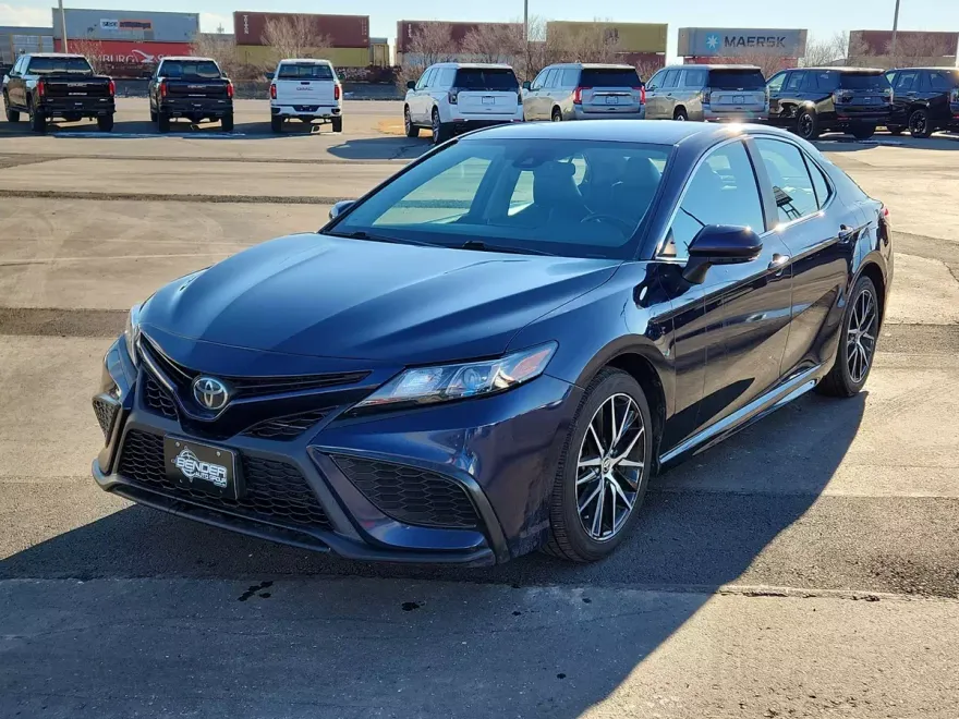 2022 Toyota Camry SE photo 1