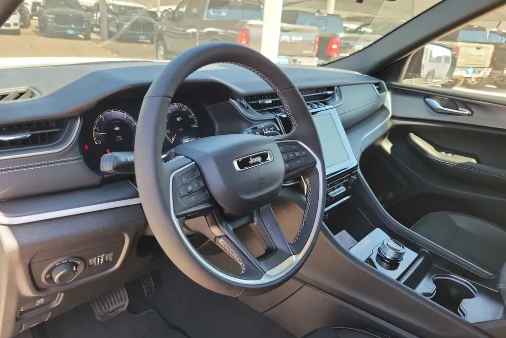 2025 Jeep Grand Cherokee Altitude photo 1