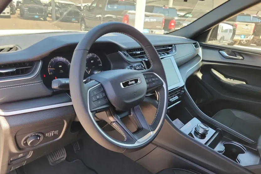 2025 Jeep Grand Cherokee Altitude photo 1