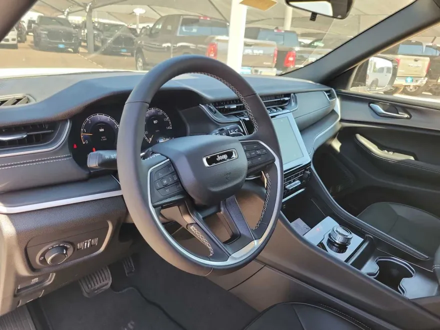 2025 Jeep Grand Cherokee Altitude photo 1