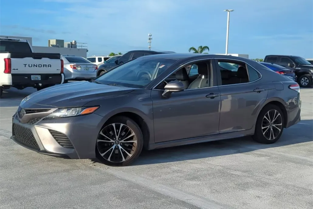 2020 Toyota Camry SE photo 1