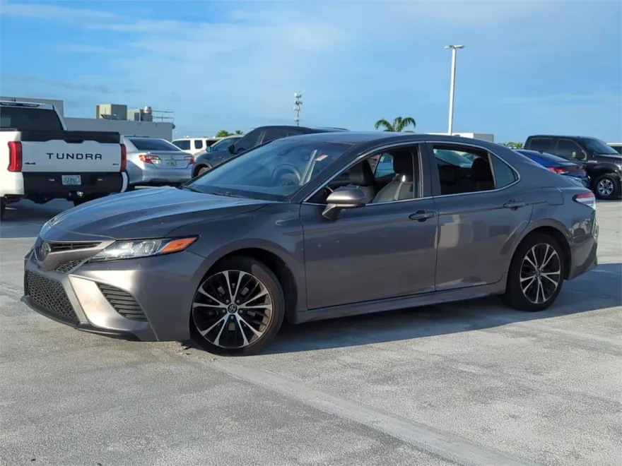 2020 Toyota Camry SE photo 1