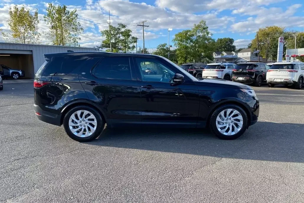 2024 Land Rover Discovery S photo 1