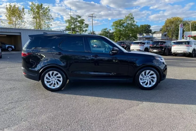 2024 Land Rover Discovery S photo 1