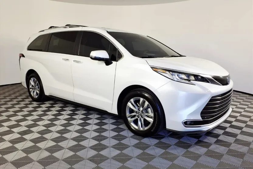 2023 Toyota Sienna Limited photo 1