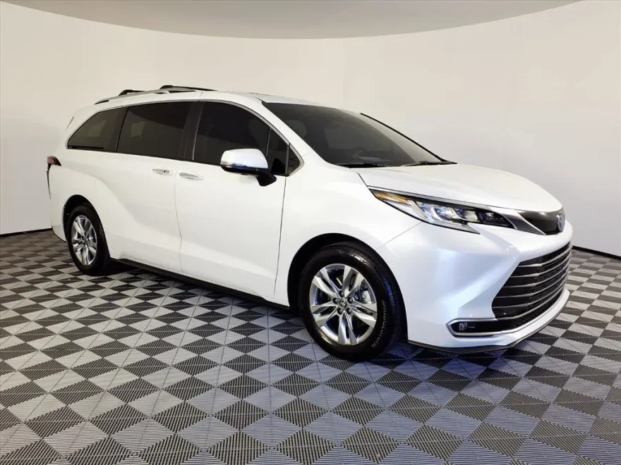 2023 Toyota Sienna Limited photo 1