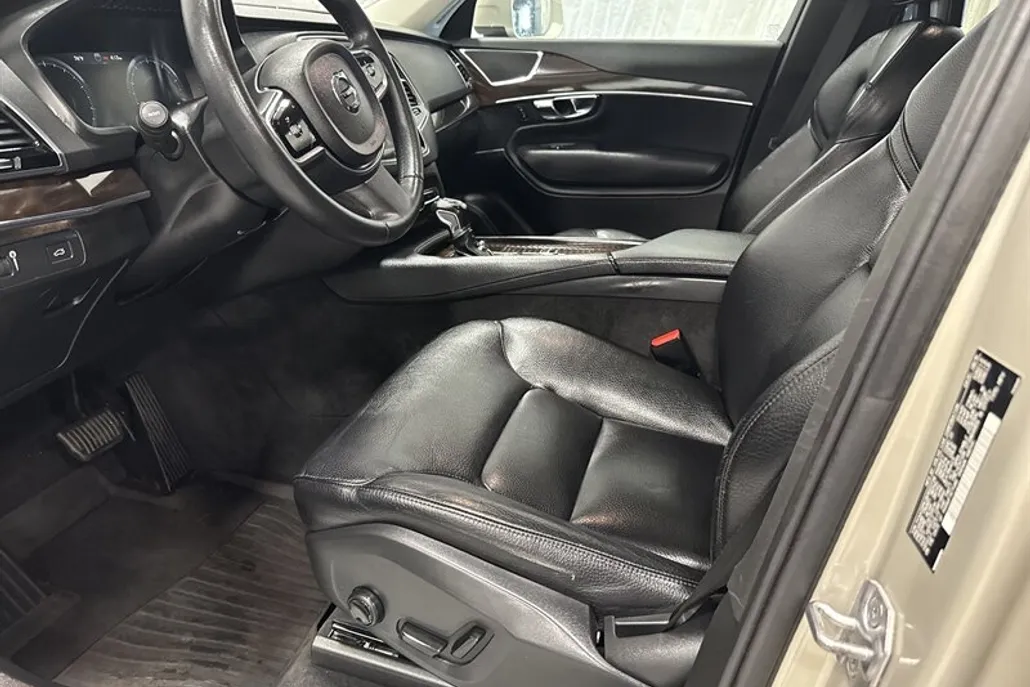 2016 Volvo XC90 Momentum photo 1