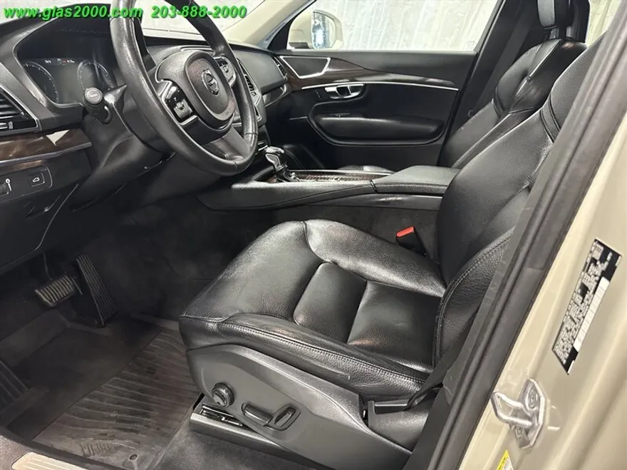 2016 Volvo XC90 Momentum photo 1