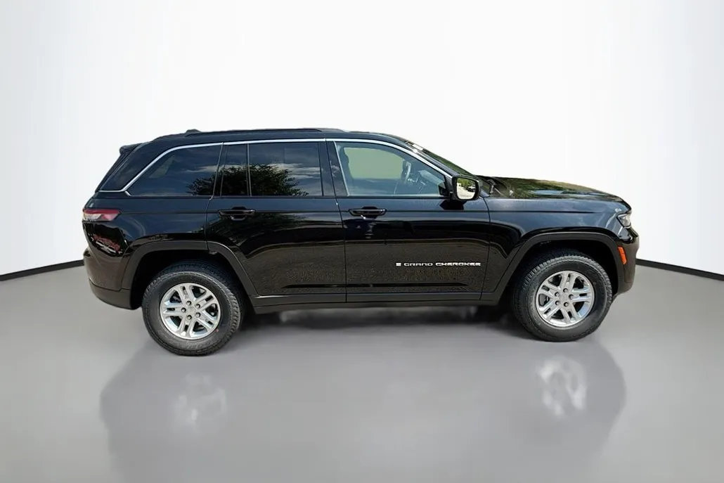 2025 Jeep Grand Cherokee Laredo photo 1