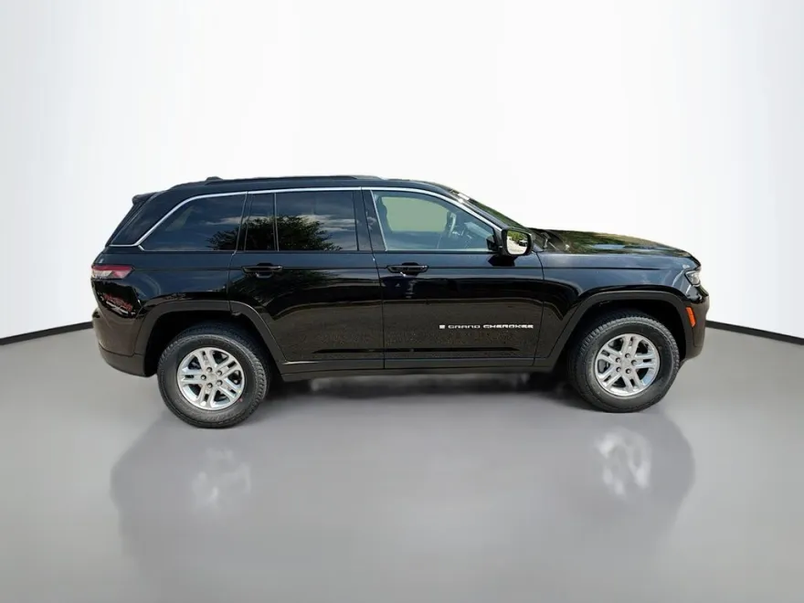 2025 Jeep Grand Cherokee Laredo photo 1