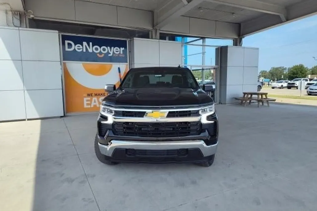 2026 Chevrolet Silverado 1500 LT photo 1