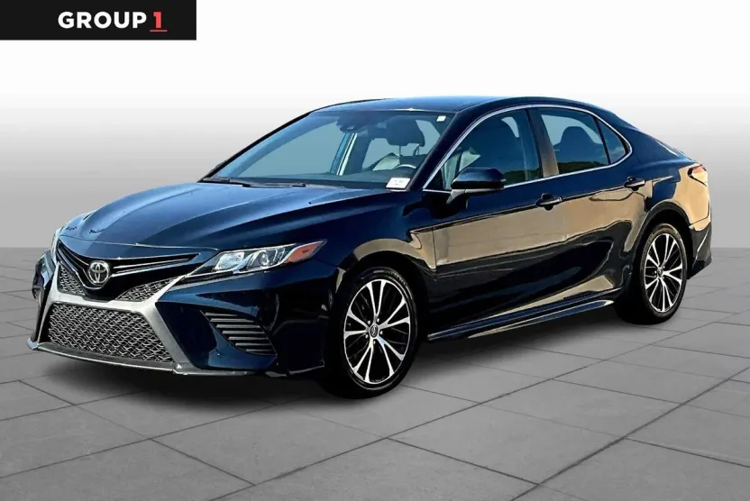 2019 Toyota Camry SE photo 1