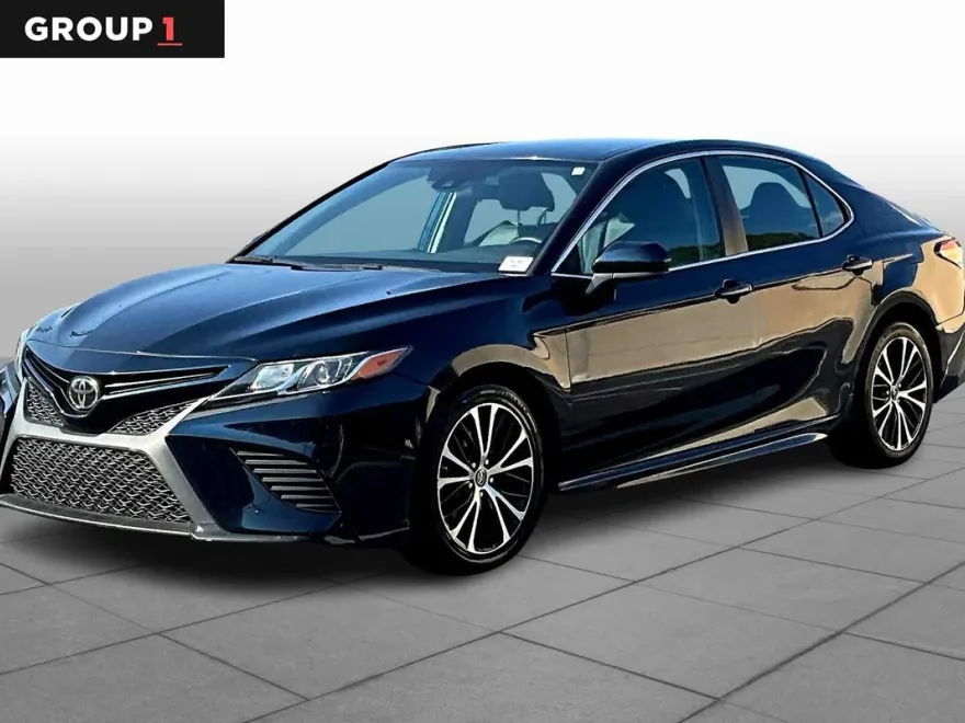 2019 Toyota Camry SE photo 1