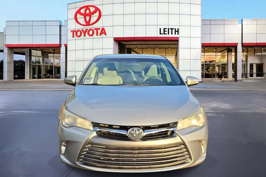 2016 Toyota Camry LE photo 1