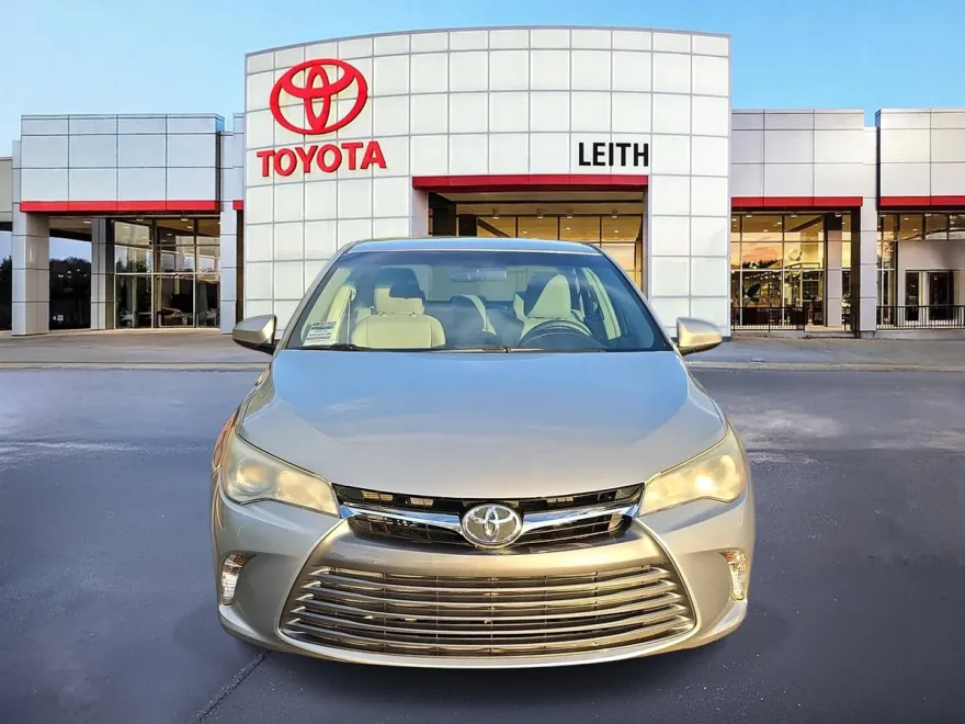 2016 Toyota Camry LE photo 1