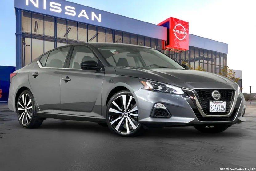 2022 Nissan Altima 2.5 SR photo 1