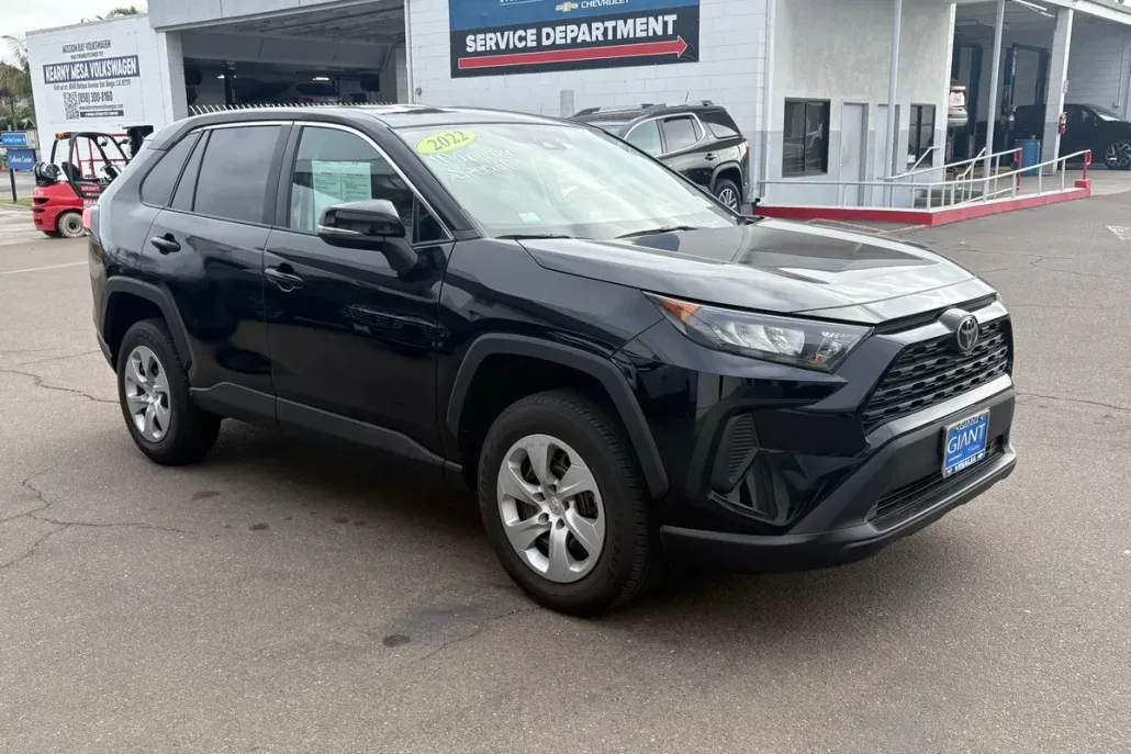 2022 Toyota RAV4 LE photo 1