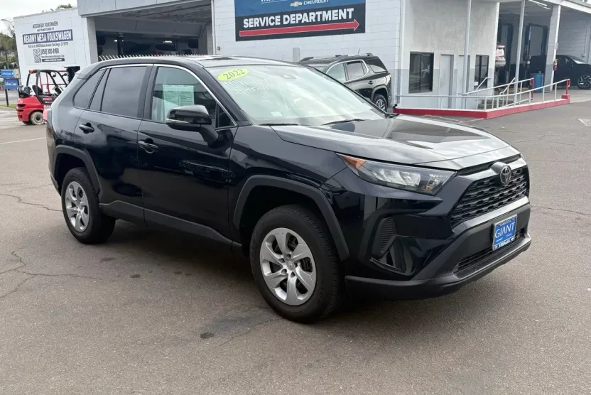 2022 Toyota RAV4 LE photo 1
