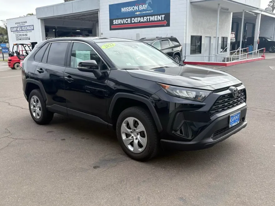 2022 Toyota RAV4 LE photo 1