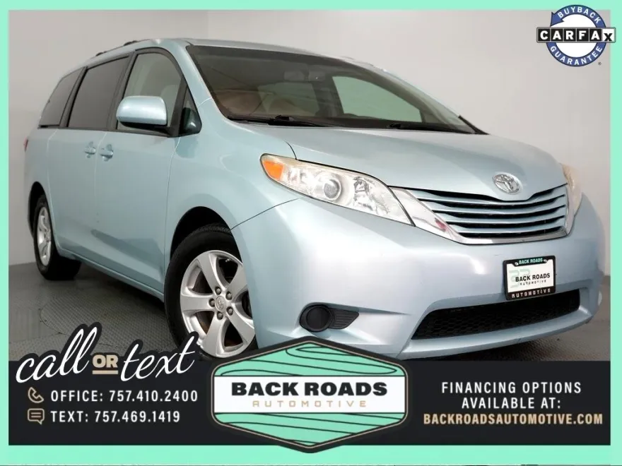 2015 Toyota Sienna LE photo 1