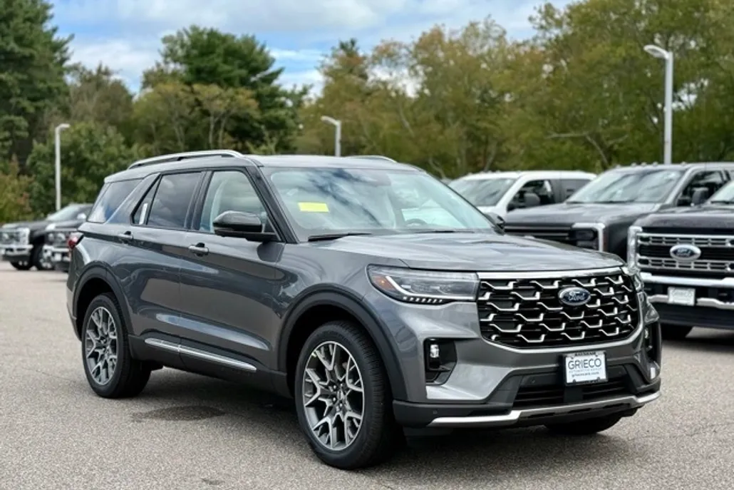 2025 Ford Explorer Platinum photo 1