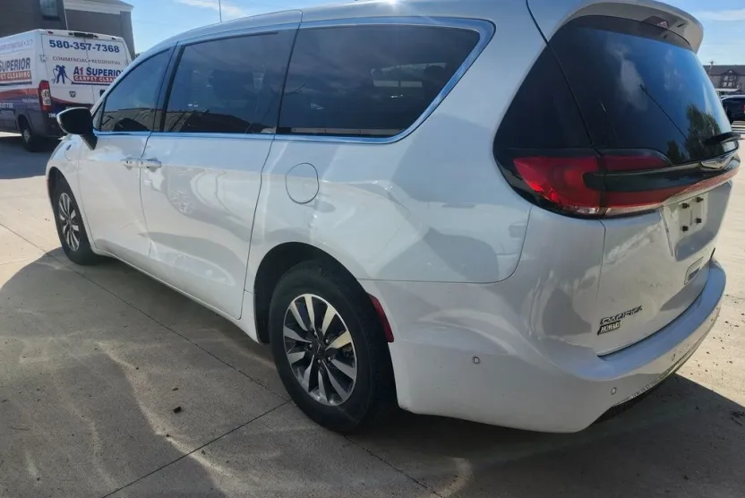 2023 Chrysler Pacifica Hybrid Touring L photo 1