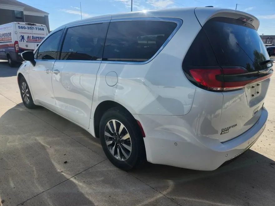 2023 Chrysler Pacifica Hybrid Touring L photo 1