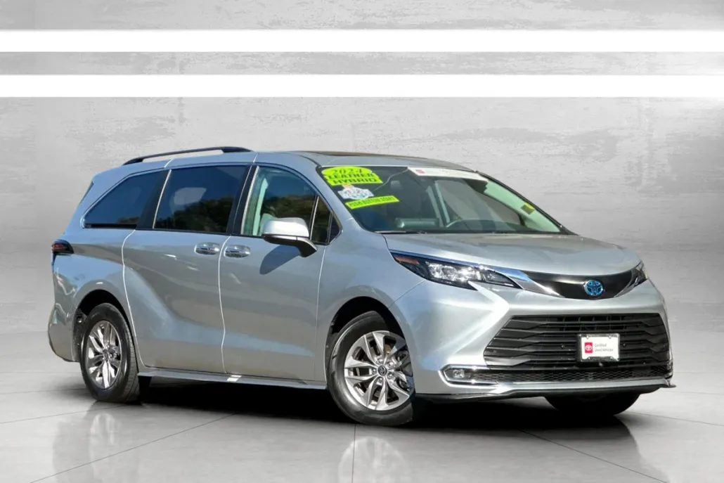 2024 Toyota Sienna XLE photo 1