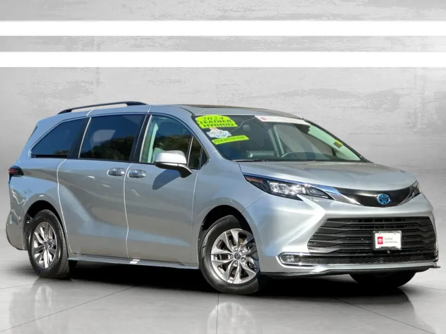 2024 Toyota Sienna XLE photo 1