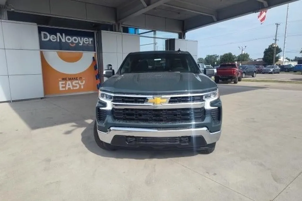 2026 Chevrolet Silverado 1500 LT photo 1