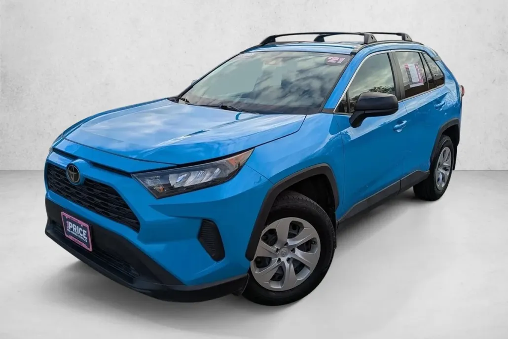 2021 Toyota RAV4 LE photo 1