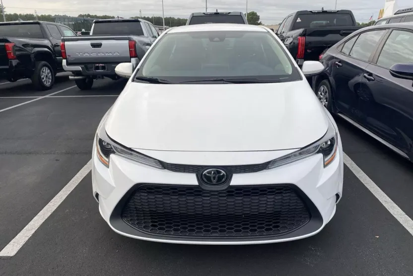 2020 Toyota Corolla LE photo 1