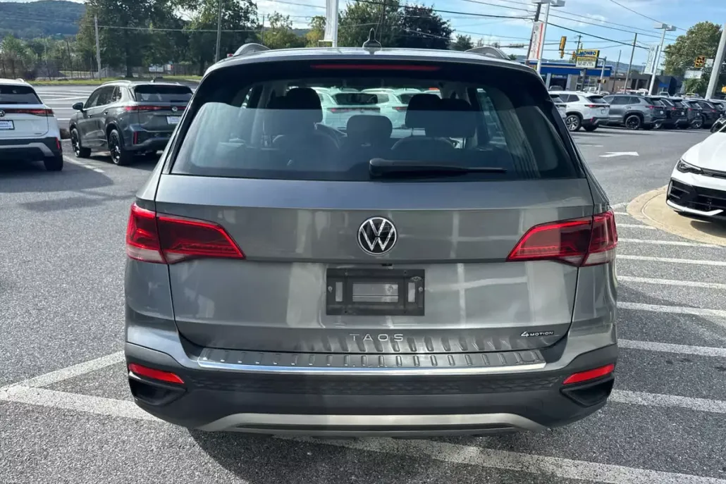 2022 Volkswagen Taos S photo 1