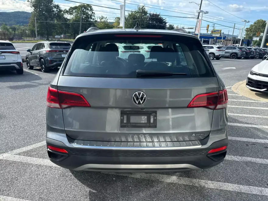 2022 Volkswagen Taos S photo 1
