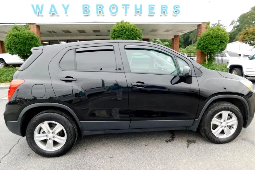 2022 Chevrolet Trax LS photo 1